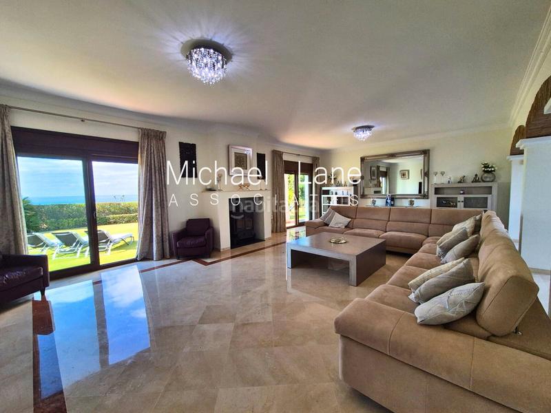 Foto 8daceaca-c52f-4040-9496-69aa1d2f7c74. Chalet hermosa villa de 5 dormitorios con impresionantes vistas al mar en Sotogrande