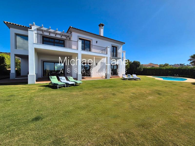 Foto b99ac86f-6784-4f14-88a7-98c9196d48c6. Chalet hermosa villa de 5 dormitorios con impresionantes vistas al mar en Sotogrande