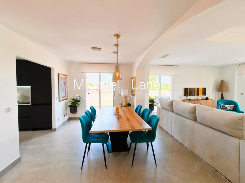 Foto 1ab04032-5b77-4f89-b01e-b7577daad227. Dúplex ático dúplex completamente renovado con preciosas vistas al mar! en Sotogrande