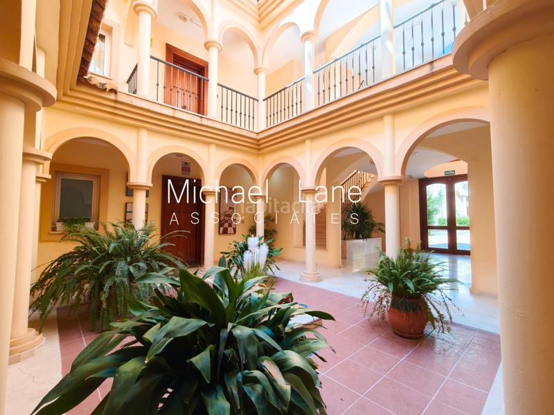 Foto 1e4d3c54-6d38-4043-b17e-1c8cecd1852d. Dúplex ático dúplex completamente renovado con preciosas vistas al mar! en Sotogrande
