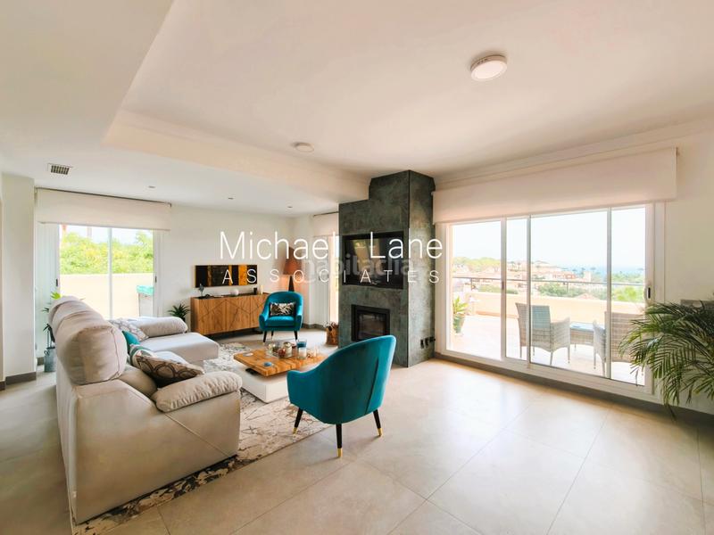 Foto 2bd4e233-2bab-4231-ae1c-fbb9ed3f1ae6. Dúplex ático dúplex completamente renovado con preciosas vistas al mar! en Sotogrande