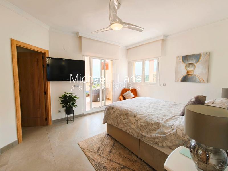 Foto 384fb744-22a0-4665-b271-5b6f707258a6. Dúplex ático dúplex completamente renovado con preciosas vistas al mar! en Sotogrande