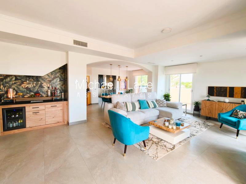 Foto 4738e1c4-fbb5-45c9-8040-015384f9f057. Dúplex ático dúplex completamente renovado con preciosas vistas al mar! en Sotogrande