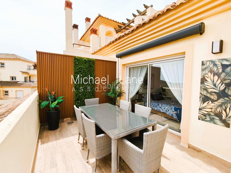 Foto 4c109e31-8f84-476a-b8fa-cd15339033ab. Dúplex ático dúplex completamente renovado con preciosas vistas al mar! en Sotogrande