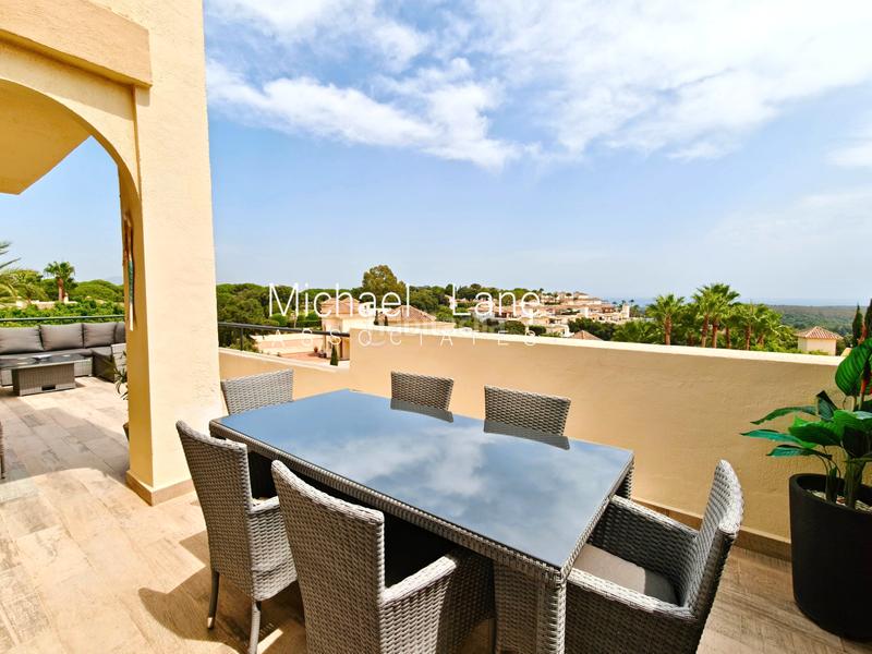 Foto 6658da83-887f-4dd5-bca1-77154d16f772. Dúplex ático dúplex completamente renovado con preciosas vistas al mar! en Sotogrande