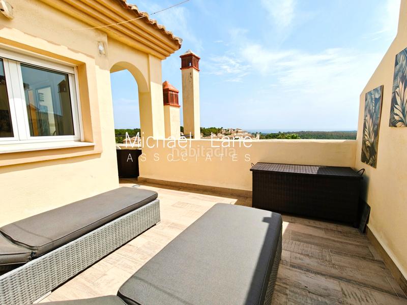 Foto 692e2e35-a13f-4f4f-93ce-65ec640e2f61. Dúplex ático dúplex completamente renovado con preciosas vistas al mar! en Sotogrande