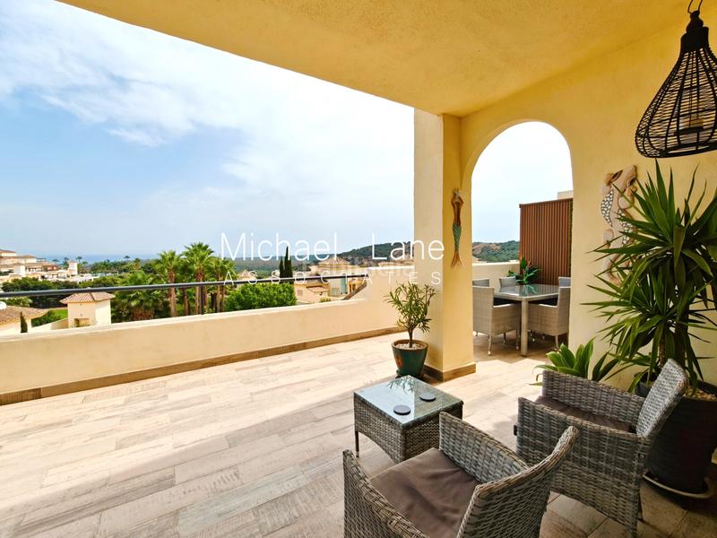 Foto 8812dd93-b689-45d9-89cf-3c23dc5c9d68. Dúplex ático dúplex completamente renovado con preciosas vistas al mar! en Sotogrande