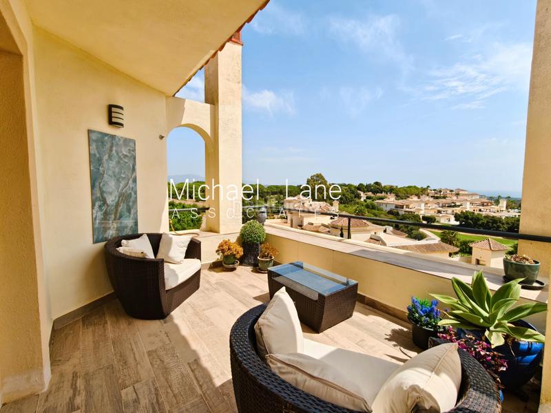Foto 8c811416-cd36-47bc-b6b1-1212b4068974. Dúplex ático dúplex completamente renovado con preciosas vistas al mar! en Sotogrande