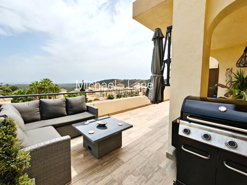 Foto 8e0faeaa-4d49-4ba2-8184-96a3e7bffbe4. Dúplex ático dúplex completamente renovado con preciosas vistas al mar! en Sotogrande