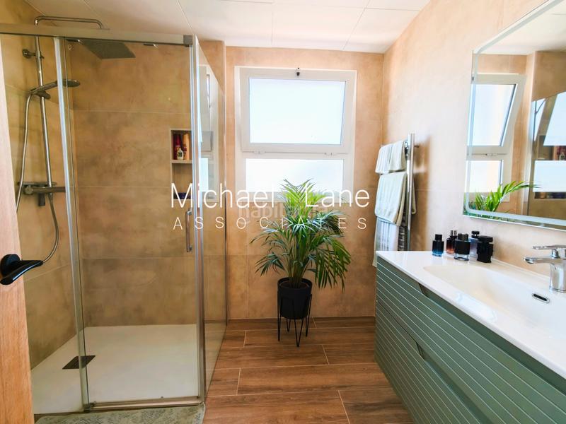 Foto 989c23c7-b513-4a22-bb79-c73c8f00105e. Dúplex ático dúplex completamente renovado con preciosas vistas al mar! en Sotogrande