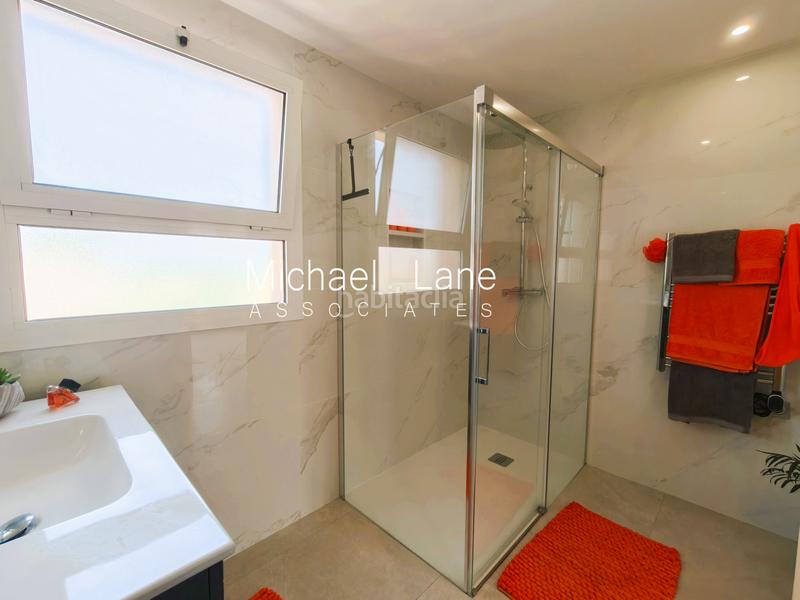 Foto dd0b7ce6-9057-44f5-a354-60ad32a99758. Dúplex ático dúplex completamente renovado con preciosas vistas al mar! en Sotogrande