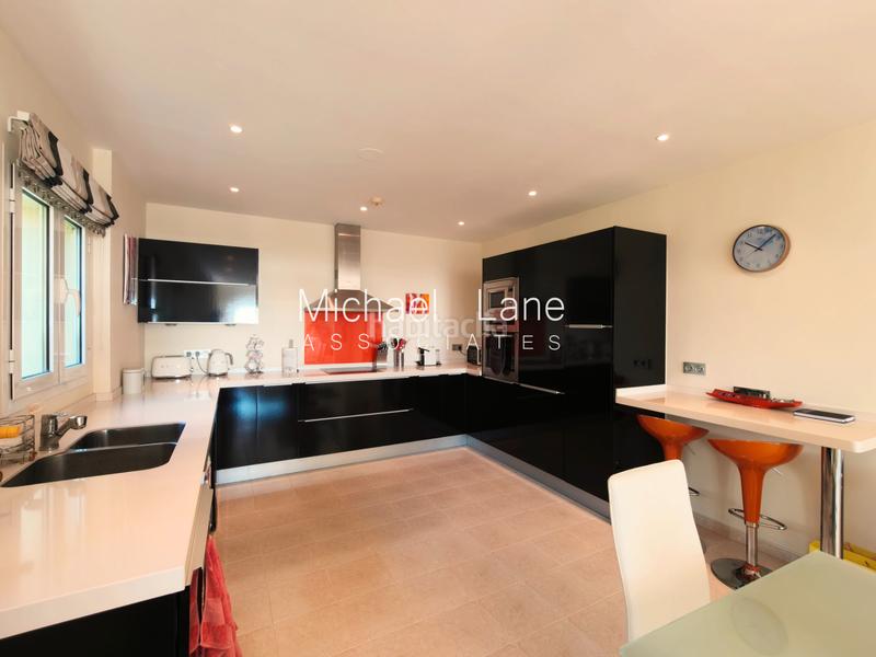 Foto 76d99c61-4b98-4ca6-b71b-ab0bd80c74d4. Pis amb aparcament piscina a Sotogrande alto Sotogrande