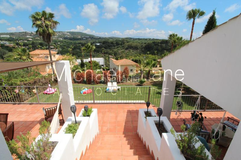 Foto 1227cebd-0c84-4b74-92fc-00b3648308d0. Chalet con camino parcheggio piscina in Sotogrande alto Sotogrande