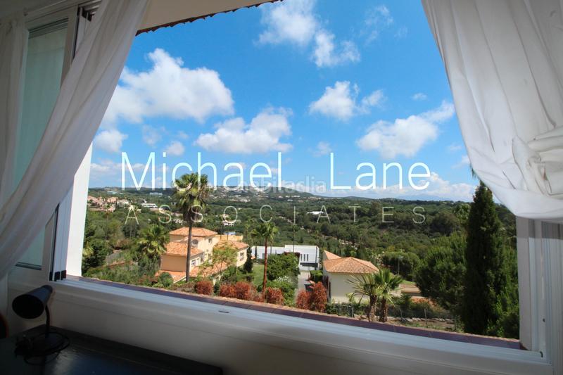 Foto 37fd2fef-5ead-4639-94ec-e8b6f58f9150. Chalet con camino parcheggio piscina in Sotogrande alto Sotogrande