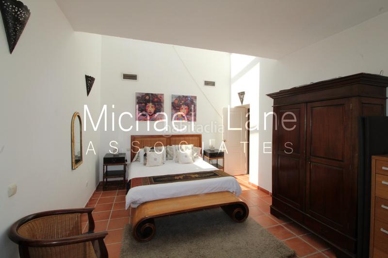 Foto 792a51fe-c5c8-4d27-9c7b-53417780f4a6. Chalet con camino parcheggio piscina in Sotogrande alto Sotogrande