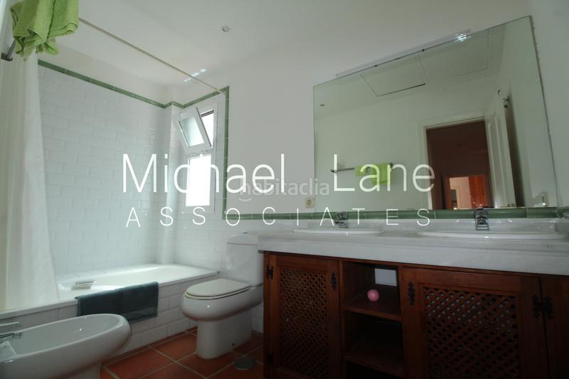 Foto 9d0ff5da-38ed-4c71-95f2-d2450d58ff4c. Chalet con camino parcheggio piscina in Sotogrande alto Sotogrande