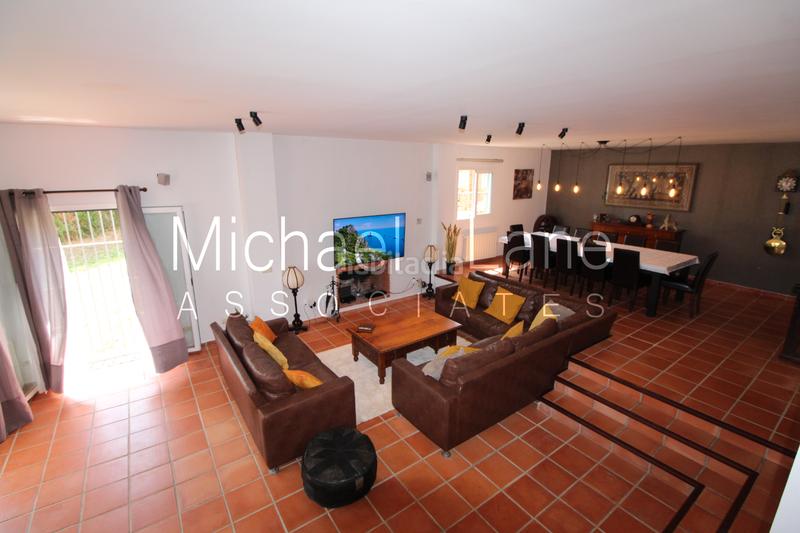 Foto d7192b28-3a42-40c2-adb1-6662e6411e97. Chalet con camino parcheggio piscina in Sotogrande alto Sotogrande