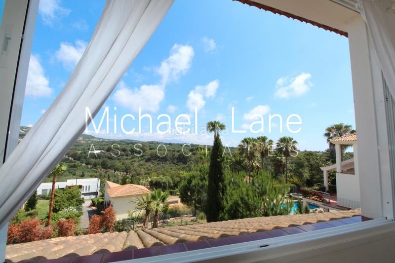 Foto e330ee01-df59-4b4b-8ed6-b68ccdb1fd08. Chalet con camino parcheggio piscina in Sotogrande alto Sotogrande