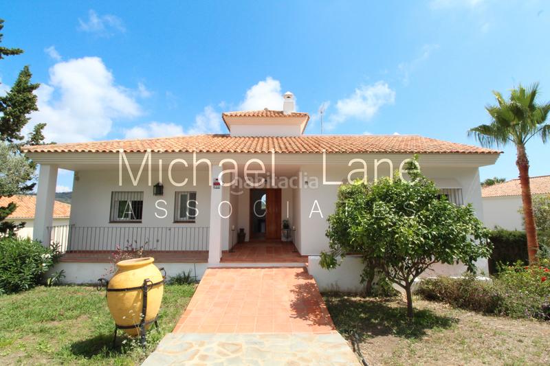 Foto e4753524-5da6-4897-a8f8-b37a36c801ac. Chalet con camino parcheggio piscina in Sotogrande alto Sotogrande