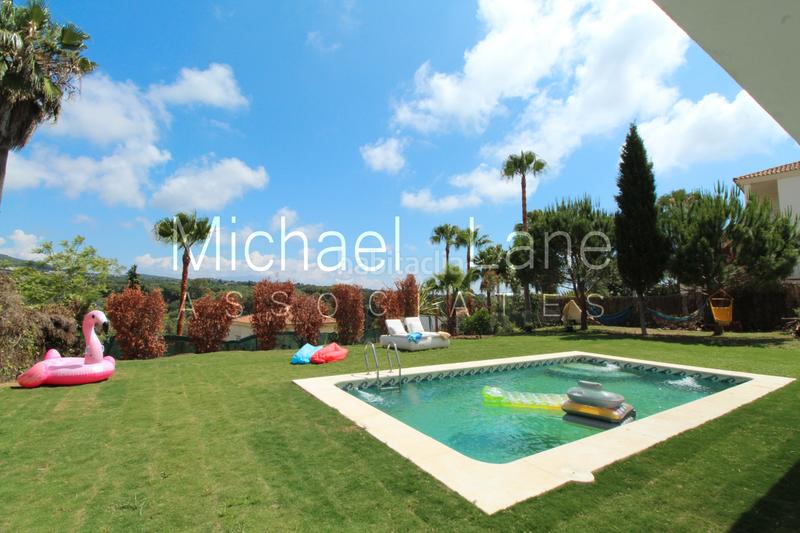 Foto ec6f0c98-c7d8-4cd4-9a00-149ec66a6c4f. Chalet con camino parcheggio piscina in Sotogrande alto Sotogrande