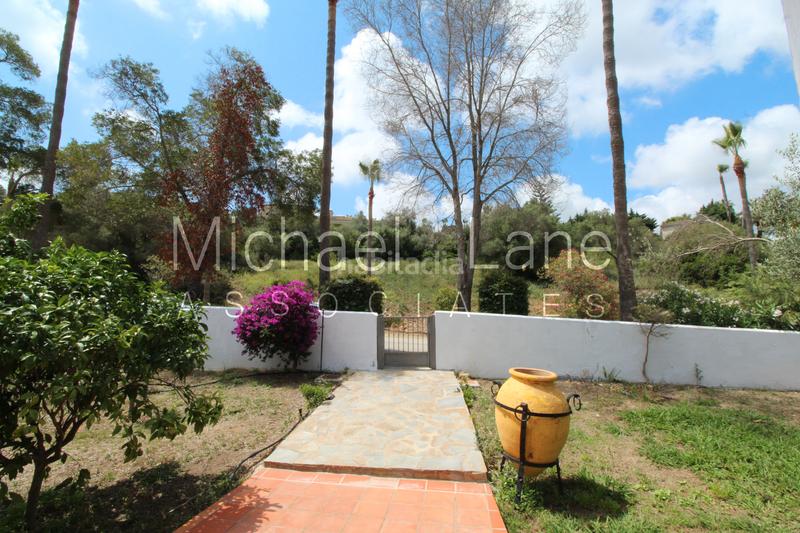 Foto ef7a4078-45b1-493e-8510-23f7dd2f1e49. Chalet con camino parcheggio piscina in Sotogrande alto Sotogrande