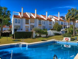 Casa adosada en Puerto de Estepona. Excelente casa adosada en zona centrica y residencial de estepon
