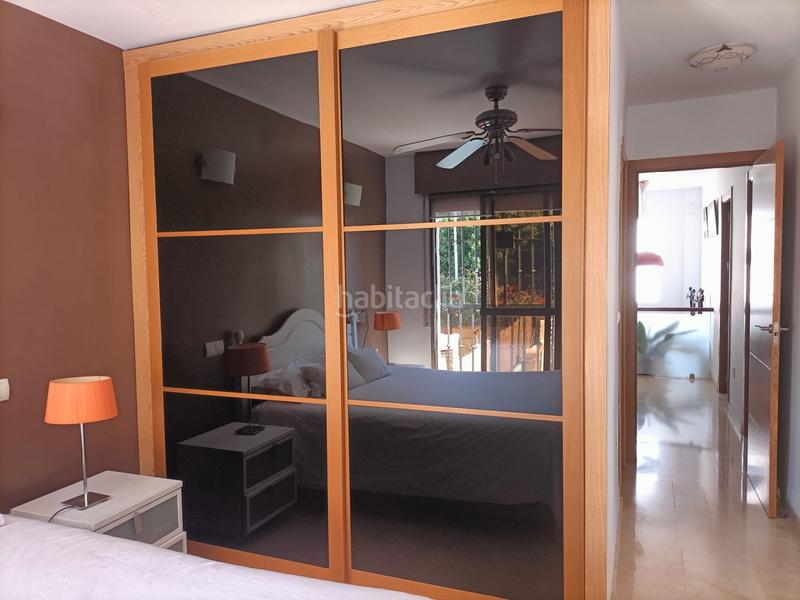 Foto 153d9af2-fa70-44c7-bc99-a05c25b3f879. Maison jumelée avec cheminée parking piscine dans puerto de Estepona Estepona