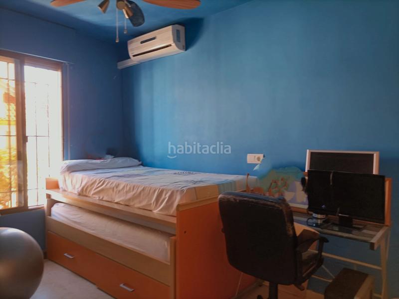 Foto 3445b5df-14d8-4d76-961e-52dd045ee75a. Maison jumelée avec cheminée parking piscine dans puerto de Estepona Estepona