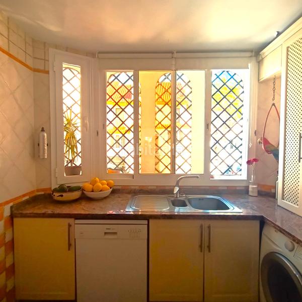 Foto 4a0fcf27-657a-44c6-ba5f-838c99439df7. Maison jumelée avec cheminée parking piscine dans puerto de Estepona Estepona