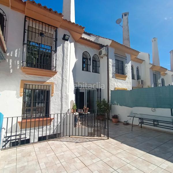 Foto d09b7529-76da-4a3b-847c-d8617f55db7d. Maison jumelée avec cheminée parking piscine dans puerto de Estepona Estepona