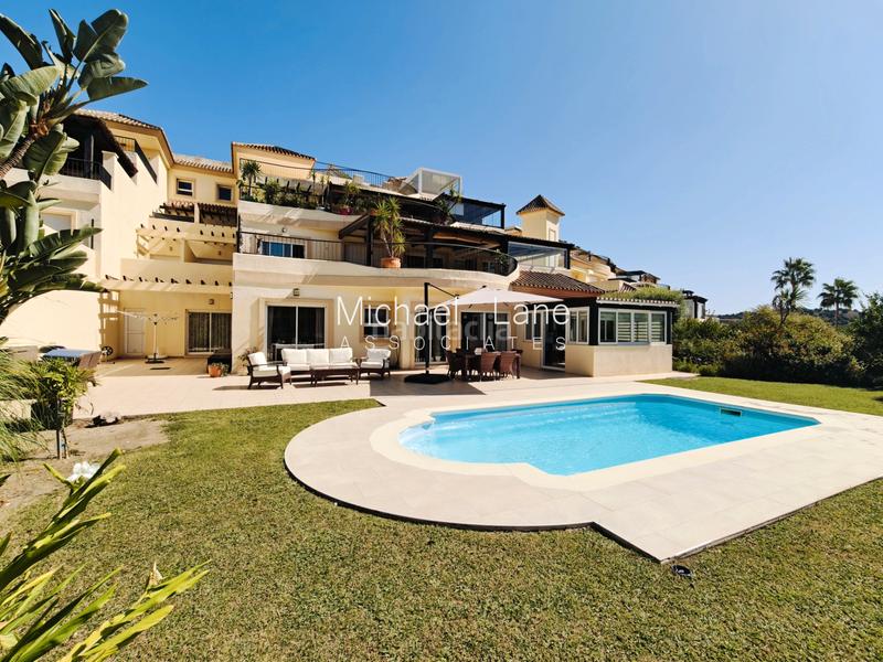 Foto 619b642b-35fb-4c1b-a7a7-673c0bb44073. Erdgeschoss mit pool in Sotogrande alto Sotogrande