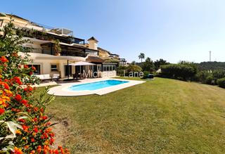 Planta baja  Urbanización san roque club. Amplio apartamento con jardín de 3 dormitorios en san roque club