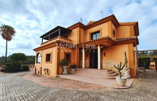 Xalet en Guadalobn. Elegante villa con encanto tradicional en estepona