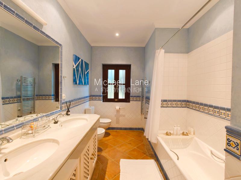 Foto 06f05659-84e0-41b8-ab32-9ec4fa5f1f29. Chalet avec cheminée chauffage parking piscine dans Sotogrande