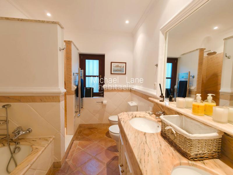 Foto 1aa09dec-4f8e-40a1-b83e-e9ac64d81a6b. Chalet avec cheminée chauffage parking piscine dans Sotogrande