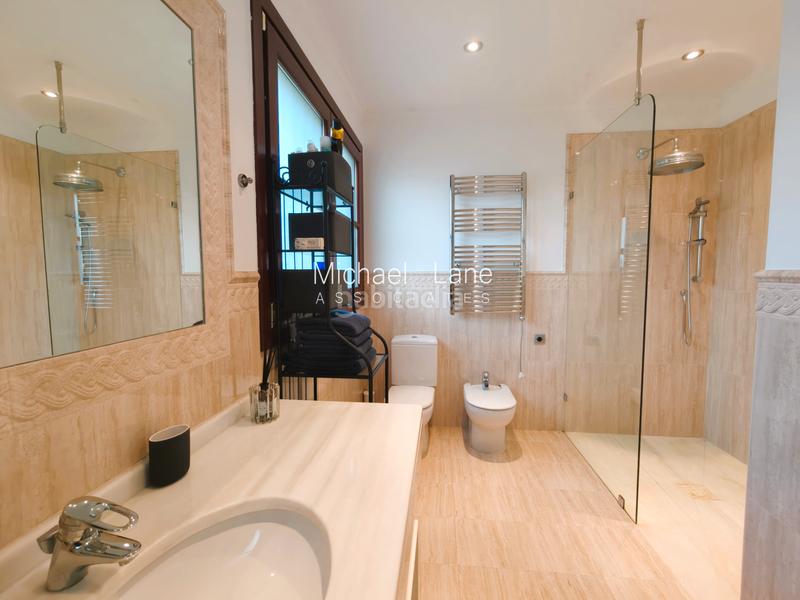 Foto 2405ae52-94c2-4024-ba1a-8c55af97a1a5. Chalet avec cheminée chauffage parking piscine dans Sotogrande