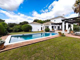 Chalet  Urbanización san roque club. Exclusiva villa en primera línea de golf en san roque club