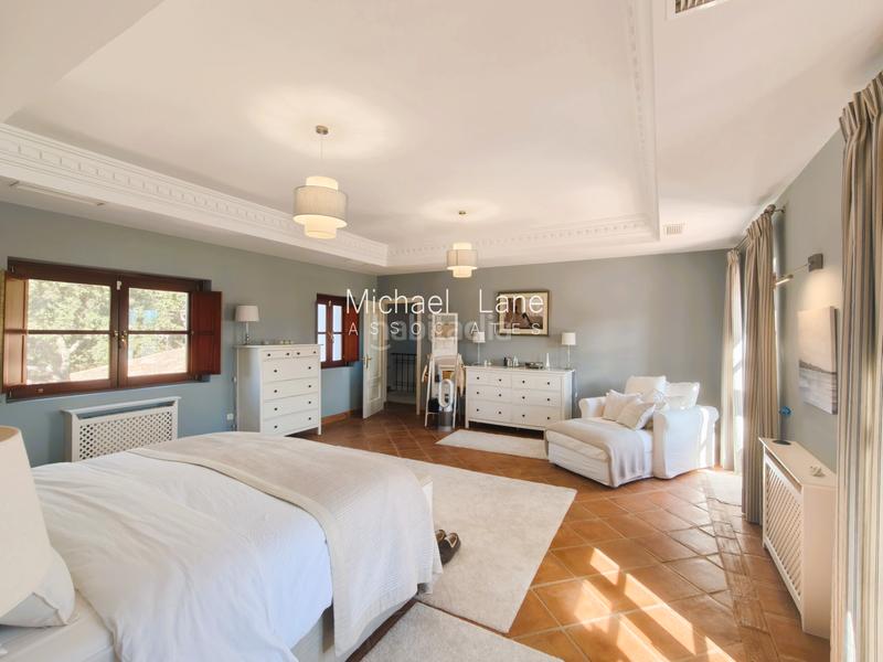 Foto b1855944-934f-4d3b-be99-db941644779a. Chalet avec cheminée chauffage parking piscine dans Sotogrande