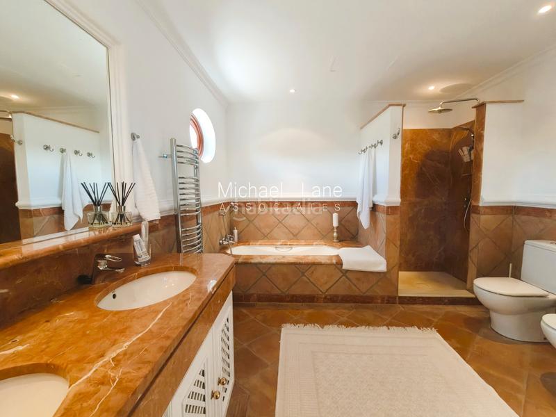 Foto c882b129-8310-4bc8-aa41-854f7b3d077f. Chalet avec cheminée chauffage parking piscine dans Sotogrande