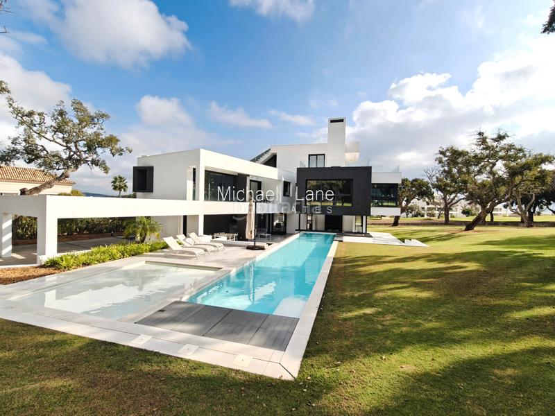 Foto 00fa531c-ad86-465d-93b9-5ff3a8d229a8. Xalet amb aparcament piscina a Sotogrande alto Sotogrande