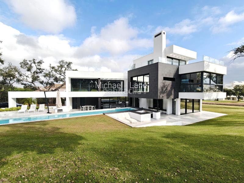 Foto 0a4965d6-f1ec-4c2b-8db1-585d1f07528e. Xalet amb aparcament piscina a Sotogrande alto Sotogrande