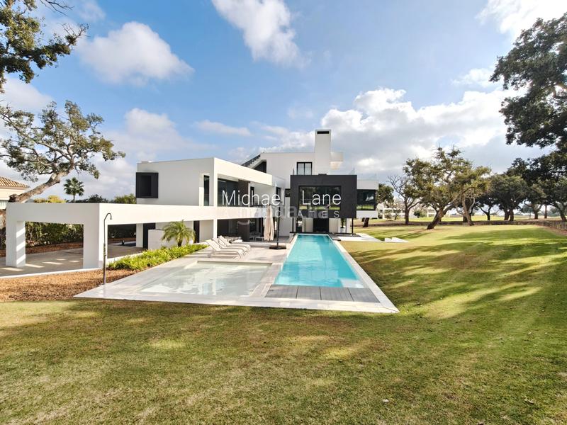 Foto 285ce57d-6ca2-4c9b-b307-c6983168c723. Xalet amb aparcament piscina a Sotogrande alto Sotogrande