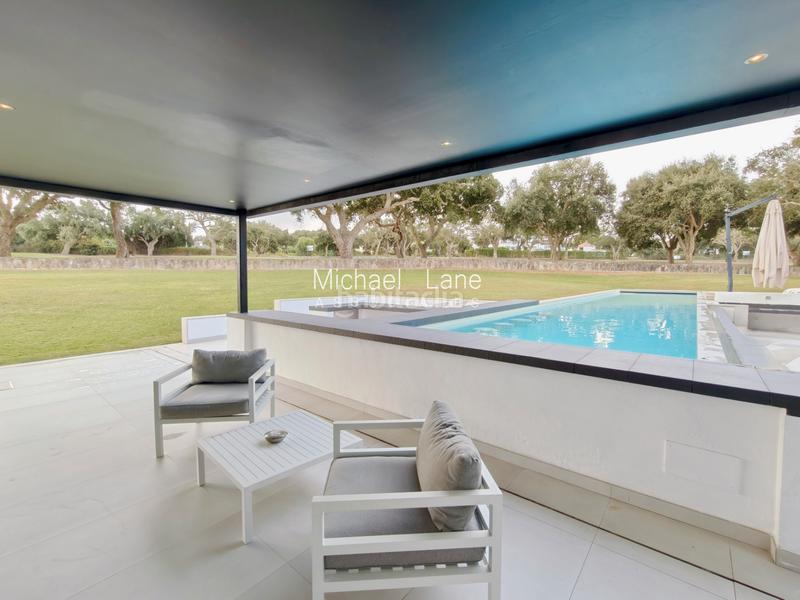 Foto c08b0567-4c25-40f1-bf72-7cb3662a6bd4. Xalet amb aparcament piscina a Sotogrande alto Sotogrande