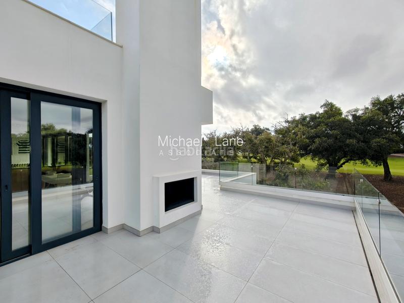 Foto f0e1ca5d-a4e7-45e3-ba29-6f5260b4a927. Xalet amb aparcament piscina a Sotogrande alto Sotogrande