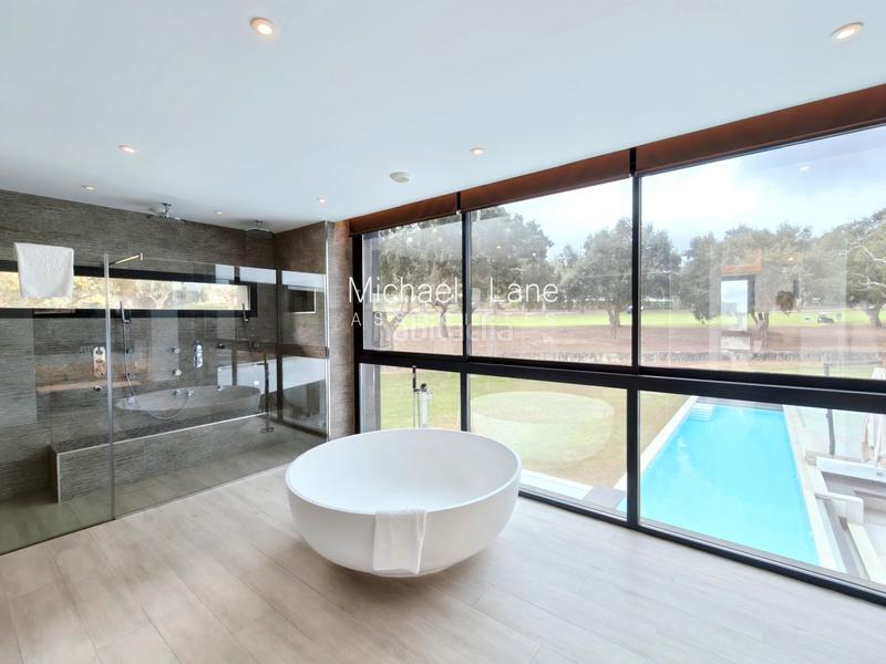 Foto f3901b26-820c-448d-bfd6-865a35d13256. Xalet amb aparcament piscina a Sotogrande alto Sotogrande