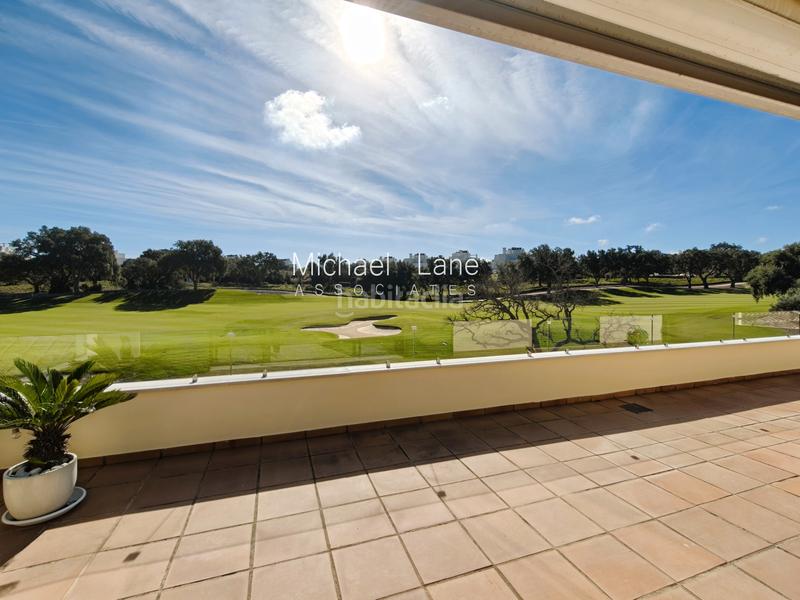 Foto c2bb9fab-d00c-482e-928f-5acb65e667d9. Ático  en primera línea de golf con vistas panorámicas en san roque club en Sotogrande
