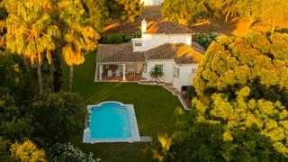 Xalet  Urbanización san roque club. Preciosa villa con 3 dormitorios en san roque club