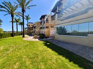 Etagenwohnung in San Enrique-Guadiaro-Pueblo Nuevo. Fantástico apartamento reformado con jardín privado en pueblo nu