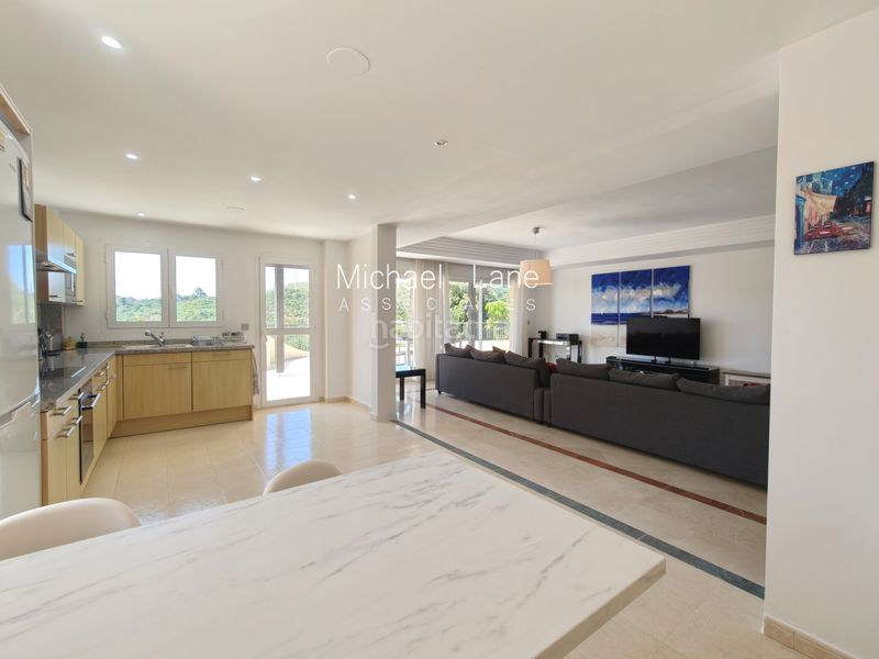 Foto 3b797eb2-3b12-449d-bd39-5393318e7c8d. Pis a calle mesilla del diente 95 a Sotogrande alto Sotogrande