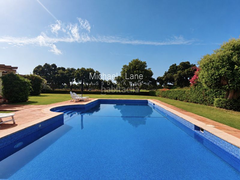 Foto 4f153f36-b3ec-4023-b3e0-7829b8bf9f6b. Xalet amb xemeneia calefacció aparcament piscina a Sotogrande